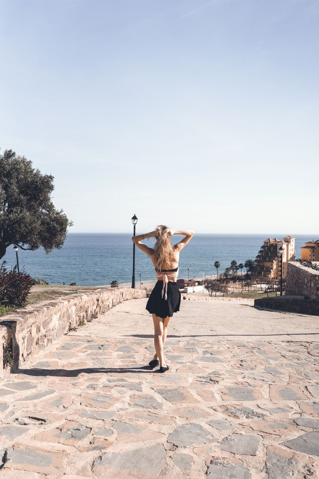 The Hanna Algarve top from the back on girl looking at sea